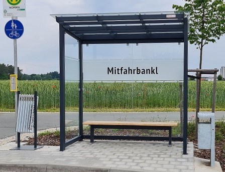 Die Mitfahrbank in Sengenthal ist ein Bushäuschen und heißt Mitfahrbankl. Asklappbare Schilder zeigen das Fahrtziel.